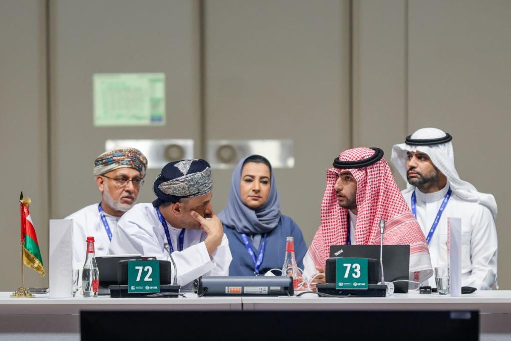 Delegates from the Arab Group conferring COP 28