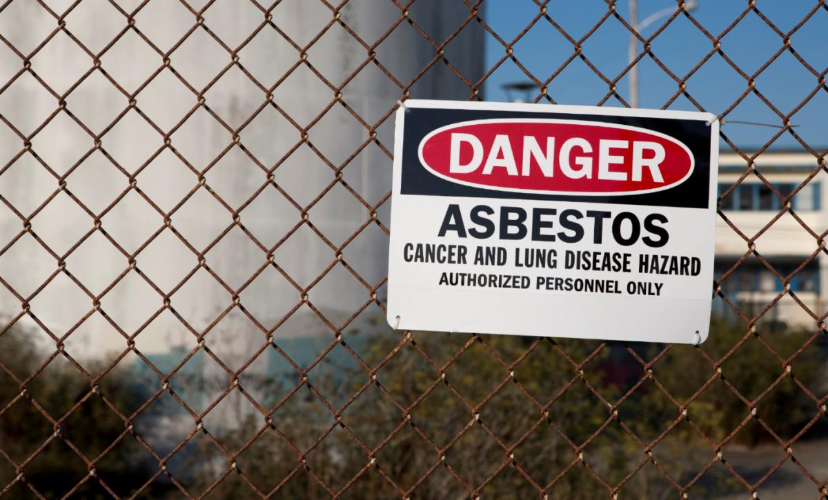 Sign that warns of asbestos 